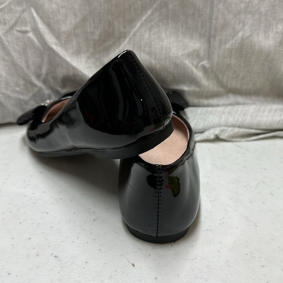 Trinkets little girl Size 11 Blackk shinny shoes with bow - Picture 7 of 8